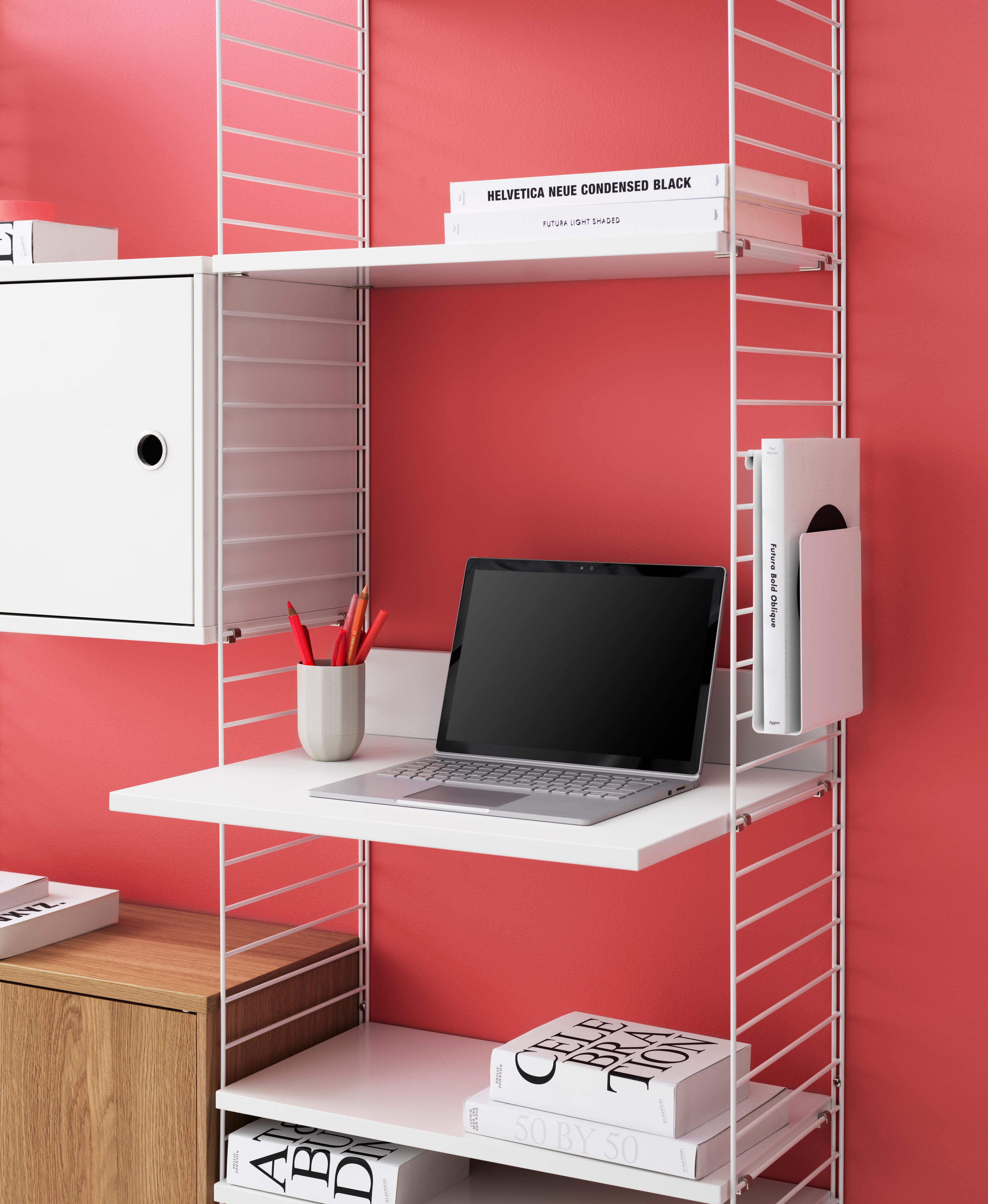 Combinación de estantes más grande, perfecta para montar tu home office ideal o disfrutar de tu salón. Paneles de suelo, estantes, cabinet con puerta batiente, estante para mediateca y revistero en blanco. Estantes, mesa de trabajo, cabinet con puerta batiente de roble.