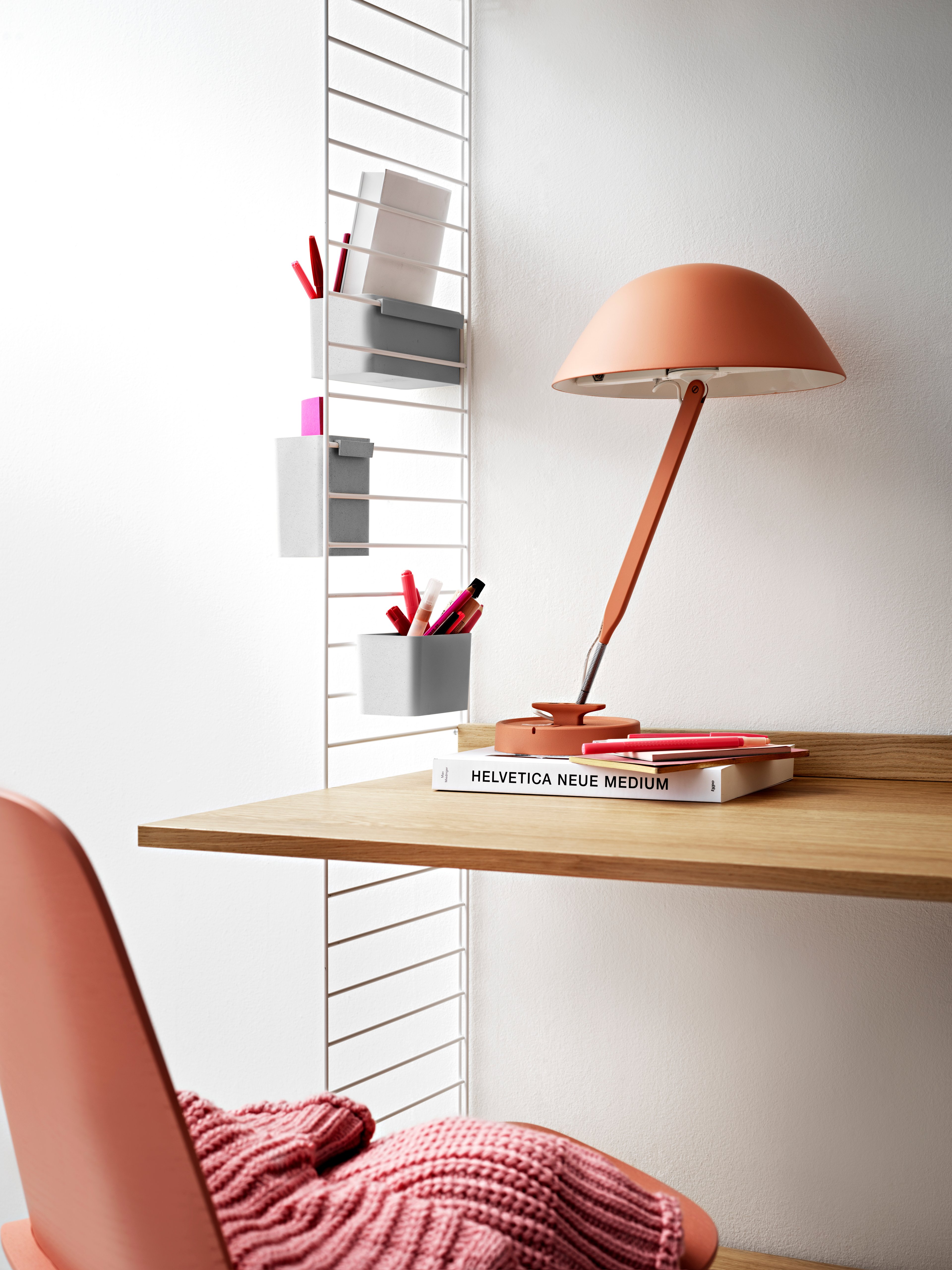 Shelving combination from String System intended for an office or living room. Floor panels, shelves, and media shelves in white. Shelves and work desk in oak. Organizers in grey.