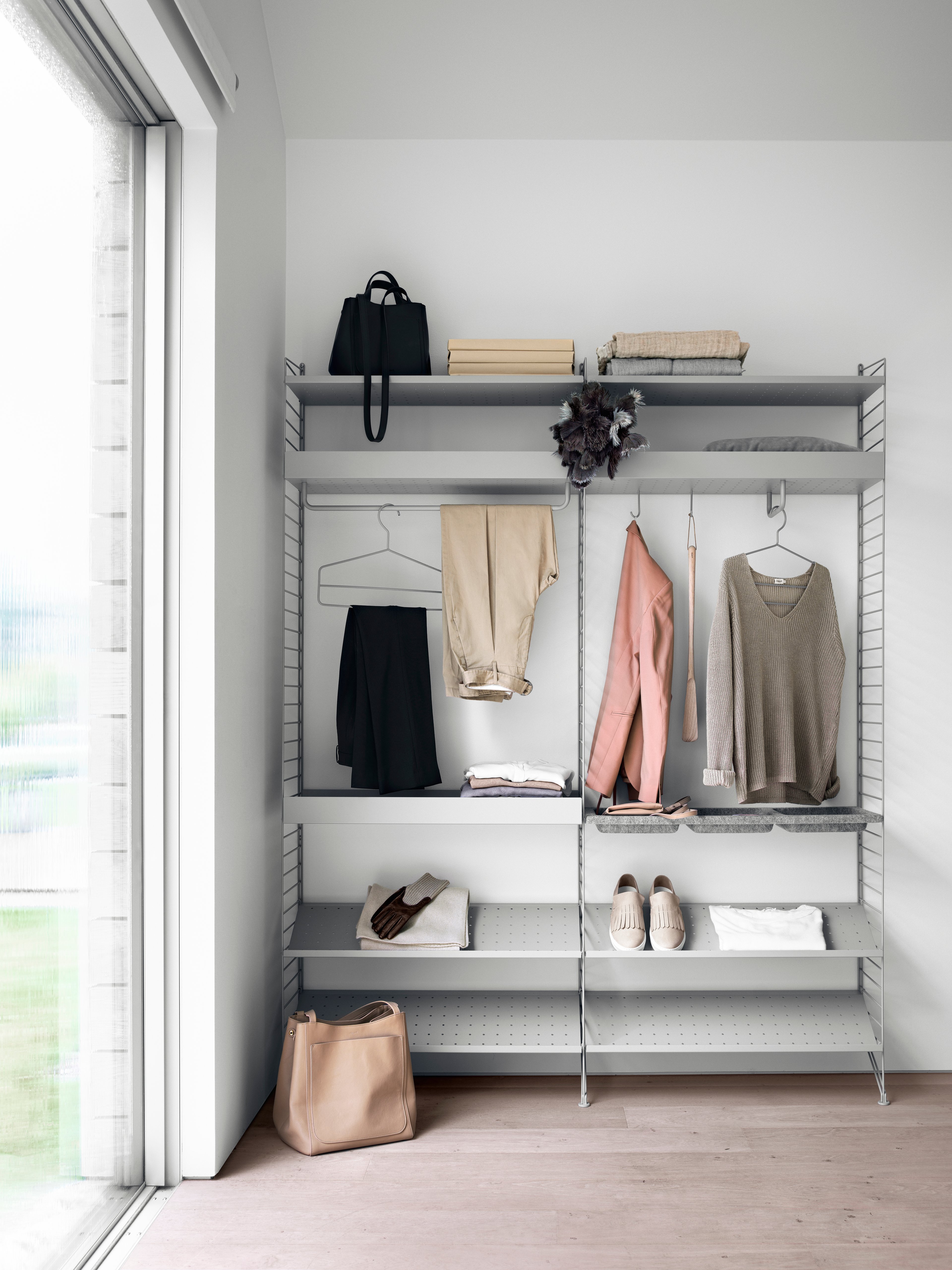 Solution pour chambre à poser au sol signée String. Montants de sol, étagères métal, étagères à chaussures et table pliante gris. barres, crochets et cintres gris.