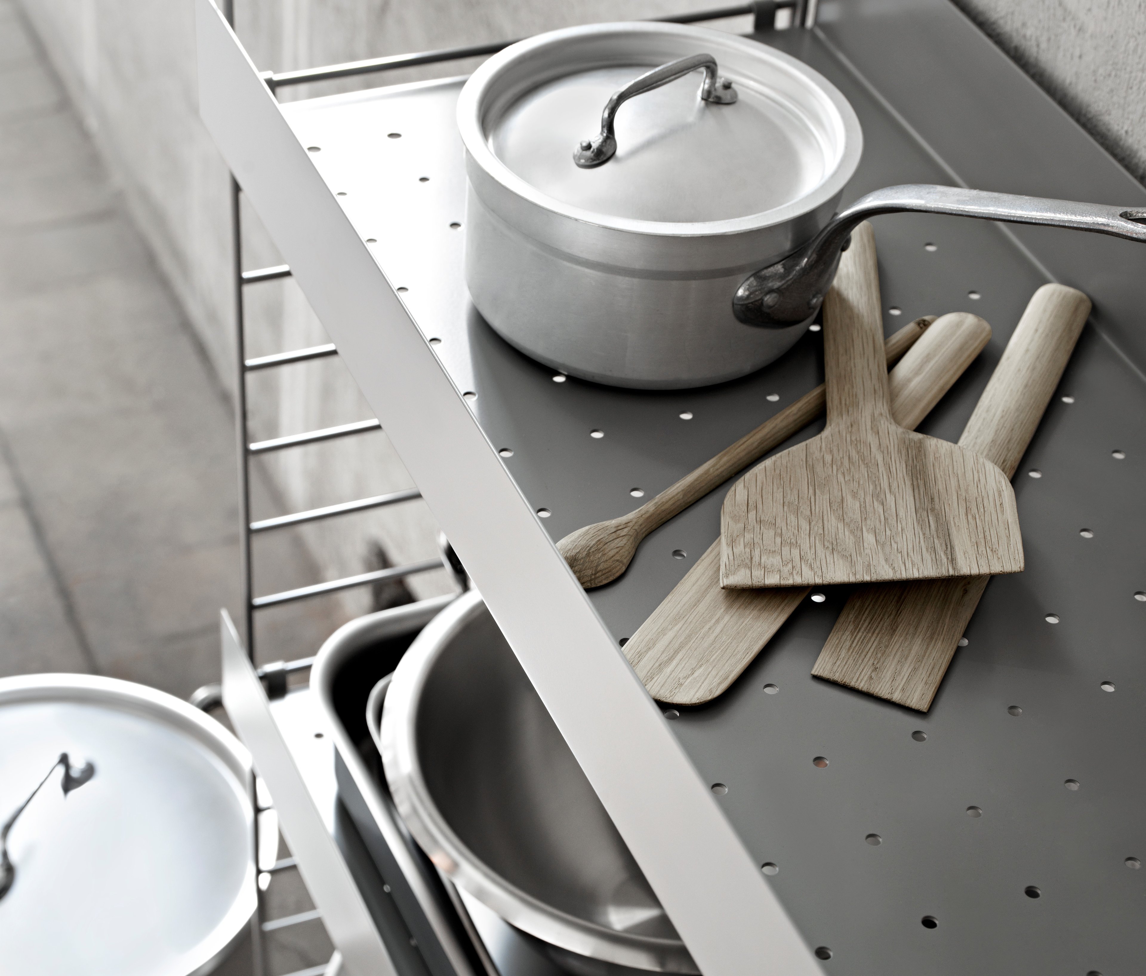 Floor mounted kitchen solution from String. Floor panels and metal shelves high in grey.