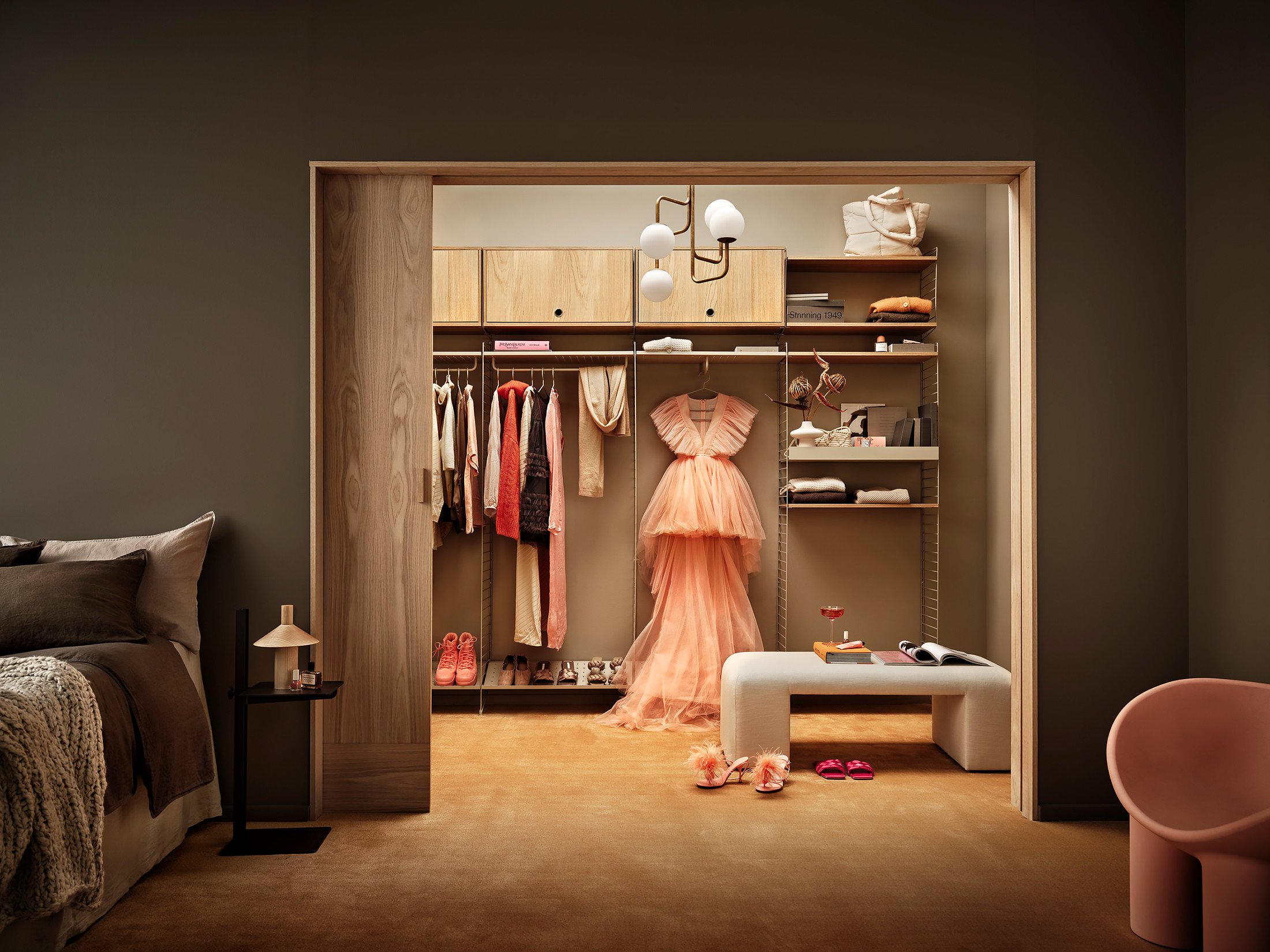 The walk-in-closet of your dreams. With plenty of room for your shoes, clothes, and other precious items. Cabinets with flip door are added to increase storage and flexibility. A mix of metal shelves with high and low edge that enable the use of accessories such as rods and hooks.