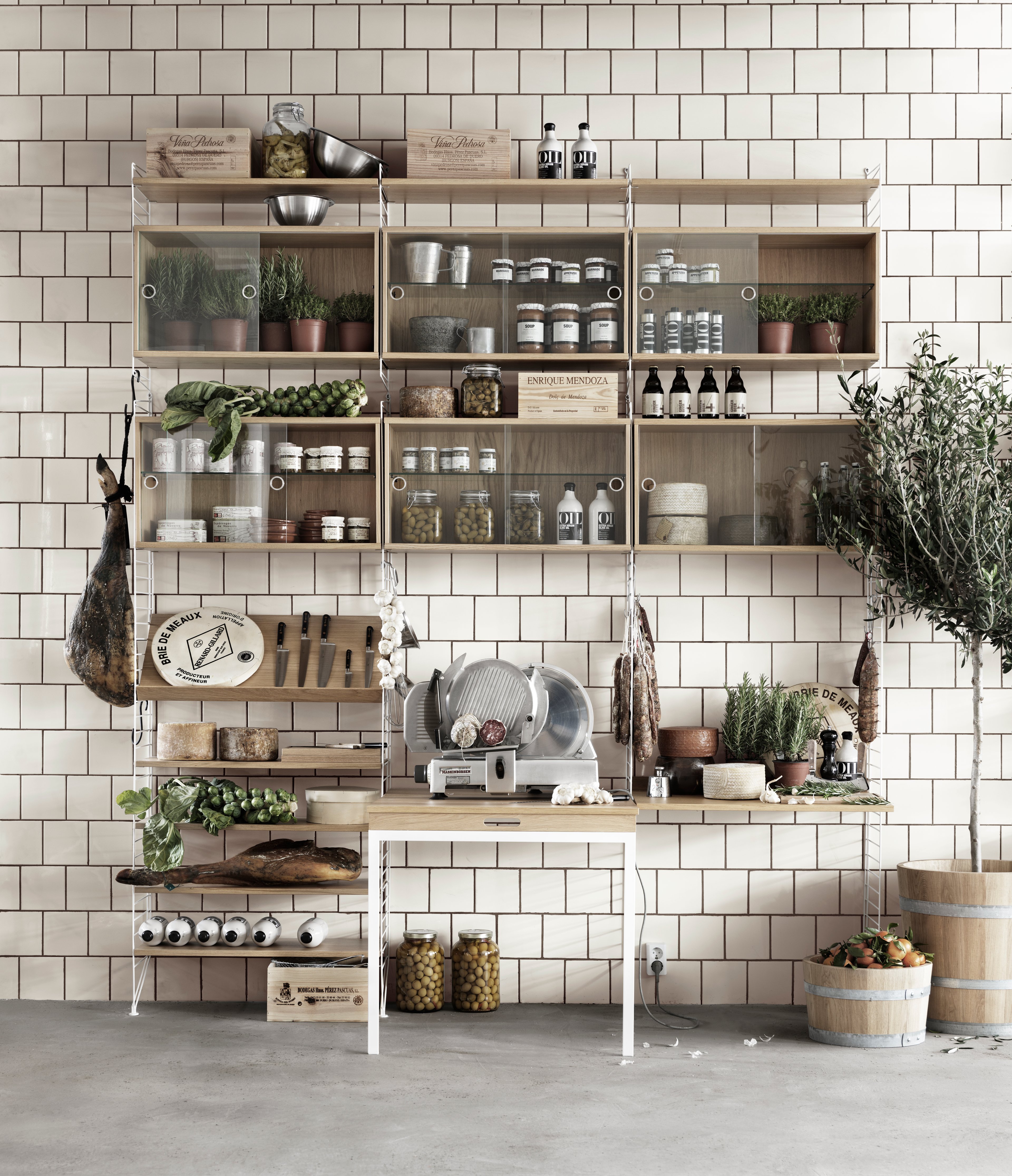 Solución de cocina montada en suelo de String. Paneles de suelo y paneles de pared en blanco. Estantes, revisteros, cabinets vitrina y mesa plegable en roble. Estantes Bowl en blanco.